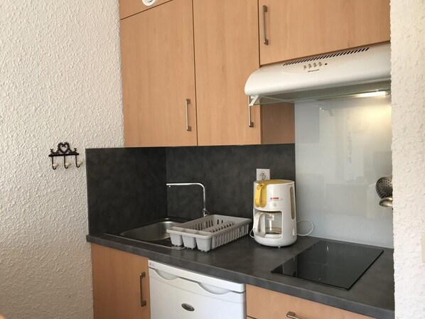 Fridge, microwave, oven, coffee/tea maker