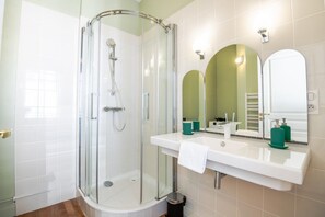 シャワー、ヘアドライヤー、タオル