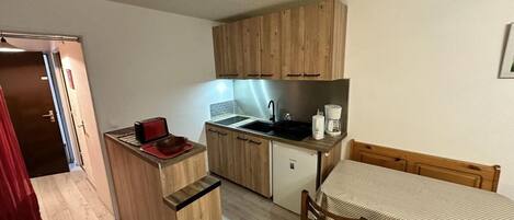 Fridge, microwave, oven, coffee/tea maker