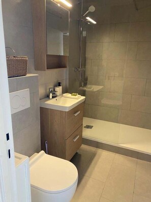 Een bad, een haardroger, handdoeken