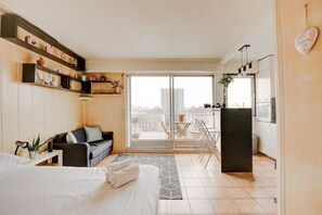 Een bureau, een strijkplank/strijkijzer, gratis wifi, beddengoed