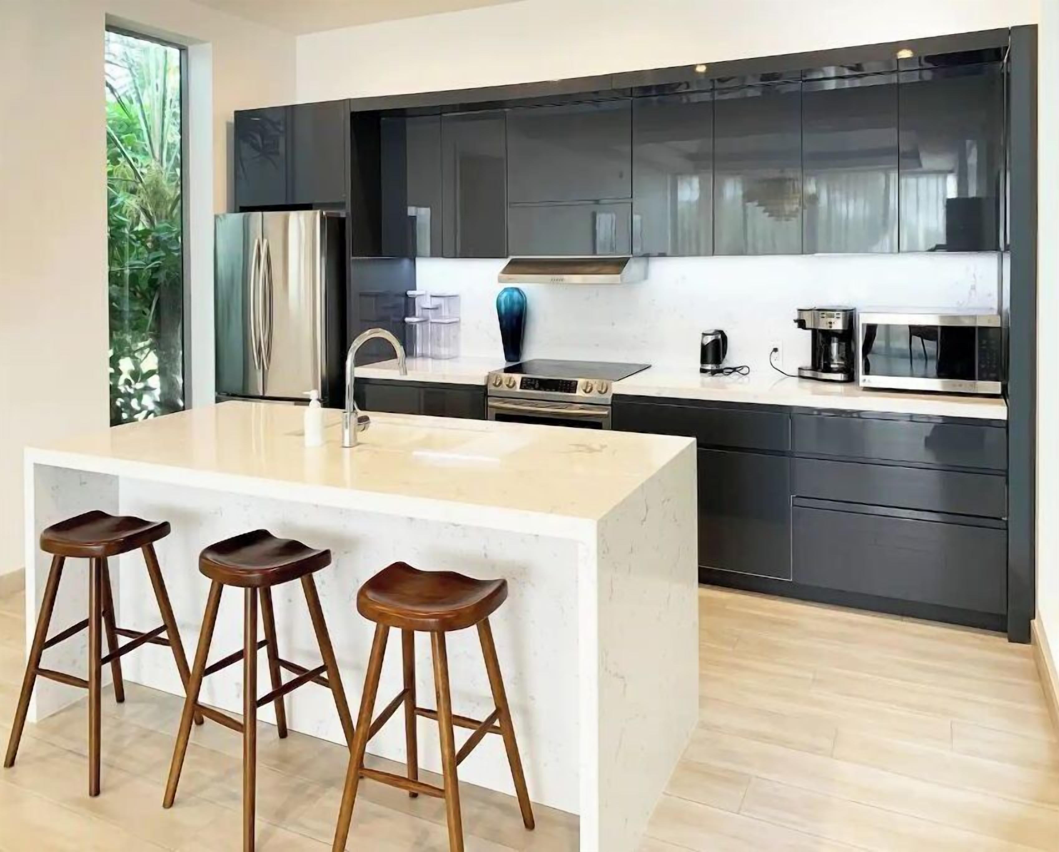 Frigorífic, microones, forn i placa de cuina 