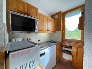 Kühlschrank, Wasserkocher mit Kaffee-/Teezubehör, Toaster