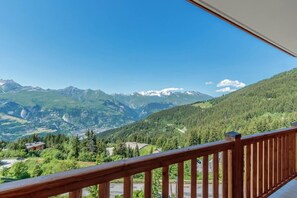 Property grounds - 50m from ski slopes, 3rd floor, view panoramic, swimming pool, balcony, parking, tv, ski locker (Bourg-Saint-Maurice)