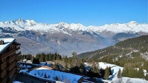 A mountain lodge with a view of snow-covered peaks. - 50m from ski slopes, 3rd floor, view panoramic, swimming pool, balcony, tv, ski locker, 46m² (Bourg-Saint-Maurice)