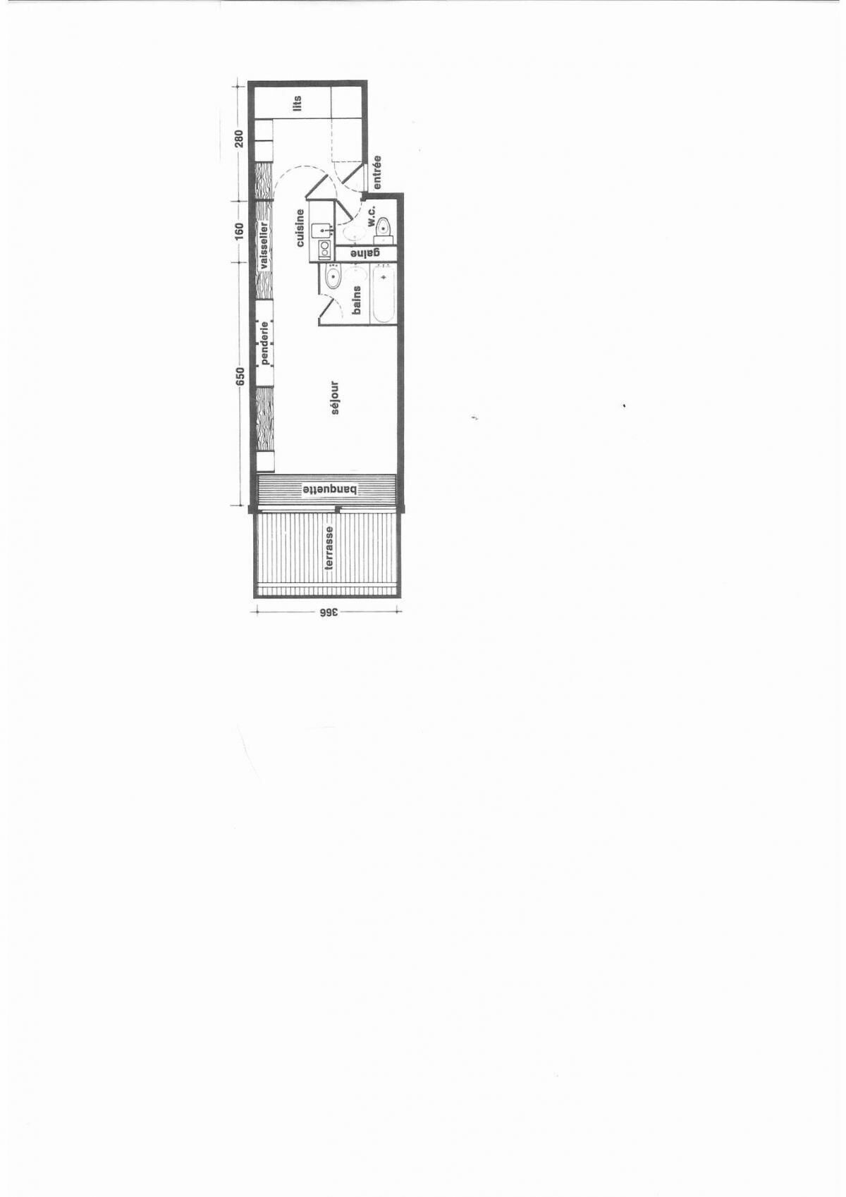 Plano de un cuarto de hotel con baño privado, zona de comedor y balcón.