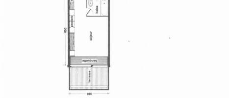 Plano de un cuarto de hotel con baño privado, zona de comedor y balcón.