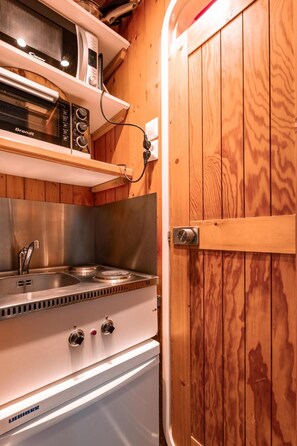 A compact kitchen with a sink, a Brandt microwave, and a Liebherr oven. - 7th floor, tv, 13m², Les Arcs (Les Arcs)