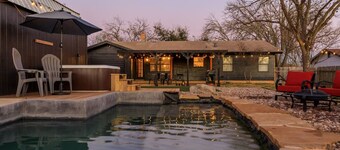 NEW "Haus In Schwarz" | Pool | Hot Tub | Bohemian