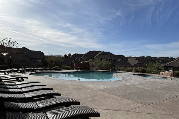 Una piscina al aire libre, una piscina climatizada