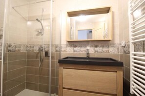 Shower - 300m from resort center, floor -1, terrace, tv, ski locker, 70m², Val Cenis (Lanslevillard)