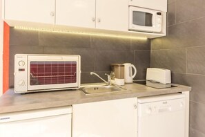 Fridge, microwave, dishwasher, coffee/tea maker