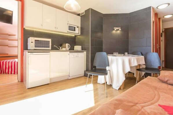 Fridge, microwave, dishwasher, coffee/tea maker