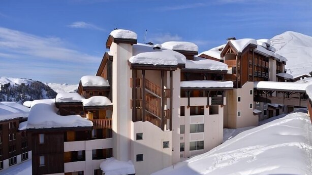 A snow-covered building with multiple balconies and a ski slope in the background. - 100m from resort center, 5th floor, view ski slopes, balcony, tv, 39m², La Plagne (La Plagne)