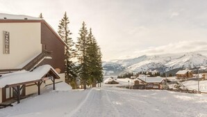 Un centro de esquí cubierto de nieve con un edificio que dice "LEVNOISE" y un telesilla.