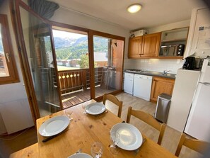 Jääkaappi, astianpesukone, kahvin-/teenkeitin