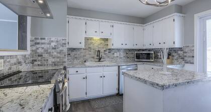 Charming Newly Renovated 3 bedroom Home- close to Major Kansas City attractions