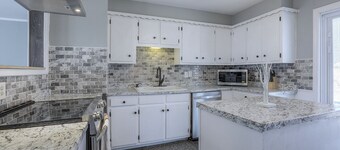 Charming Newly Renovated 3 bedroom Home- close to Major Kansas City attractions