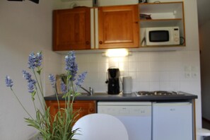 Køleskab, mikrobølgeovn, opvaskemaskine, kaffe-/temaskine