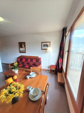 Dining - 50m from ski slopes, 1st floor, view mountain, balcony, tv, ski locker, 23m², Superdévoluy (Le Dévoluy)