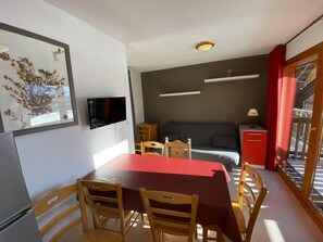 Living area - 200m from resort center, view mountain, balcony, tv, 31m², Superdévoluy (Le Dévoluy)