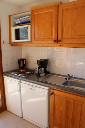 Kjøleskap, ovn, oppvaskmaskin og kaffetrakter/tekoker
