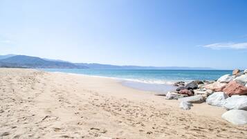 En la playa y playa de arena blanca