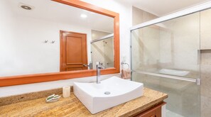 Family Condo, 3 Bedrooms | Bilik Mandi | Pancuran mandi, tuala disediakan, sabun, tisu tandas 
