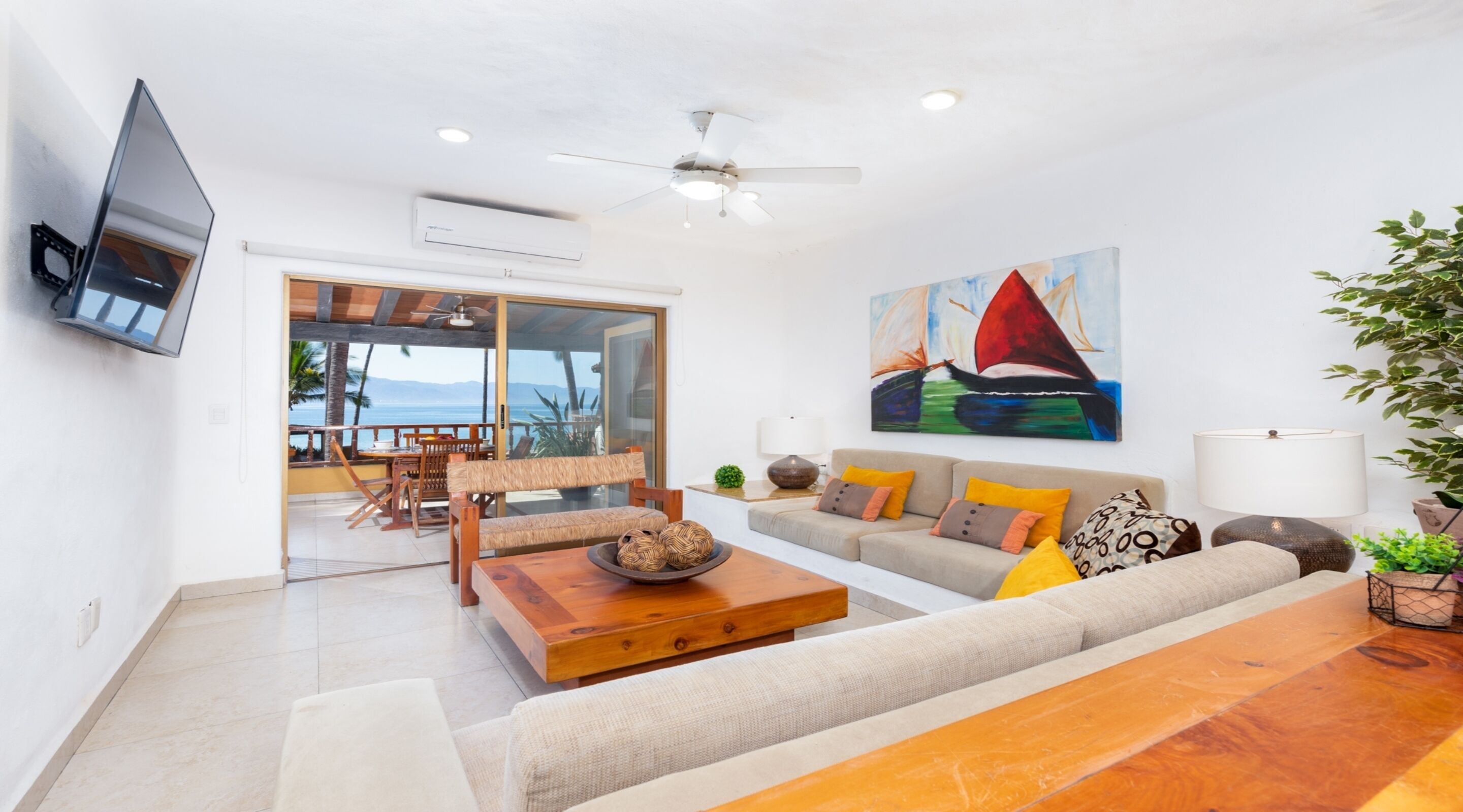 Condo familiar, 3 habitaciones | Área de sala de estar | Televisión LED de 42 pulgadas con canales por cable y televisión 