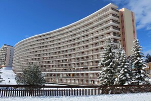 Exterior - Ski-in/ski-out & foot of the slopes, 7th floor, view ski slopes, balcony, tv, ski locker, 28m² (Le Dévoluy)