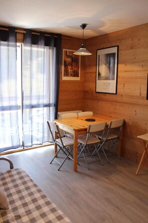 Dining - Ski-in/ski-out & foot of the slopes, 12nd floor, view mountain, balcony, tv, ski locker, 28m² (Le Dévoluy)