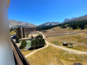 Bergblick mit einem Gebäude, einem Sportplatz und einer kleinen Hütte.
