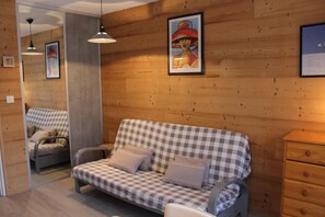 1 bedroom, WiFi - Ski-in/ski-out & foot of the slopes, 12nd floor, view mountain, balcony, tv, ski locker, 28m² (Le Dévoluy)