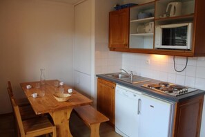 Fridge, oven, dishwasher, coffee/tea maker