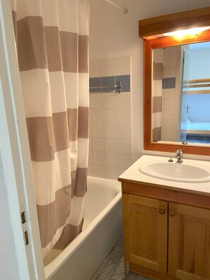 Bathroom - 200m from resort center, 3rd floor, view mountain, balcony, tv, 29m², Superdévoluy (Le Dévoluy)