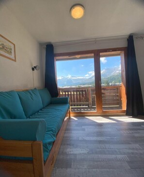 Living area - 200m from resort center, 3rd floor, view mountain, balcony, tv, 29m², Superdévoluy (Le Dévoluy)
