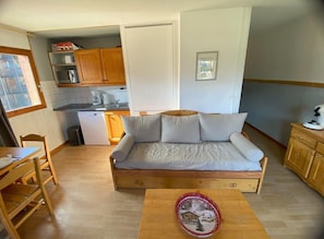 Living area - 200m from resort center, 5th floor, balcony, tv, 46m², Superdévoluy (Le Dévoluy)