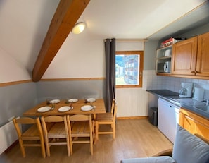 Dining - 200m from resort center, 5th floor, balcony, tv, 46m², Superdévoluy (Le Dévoluy)