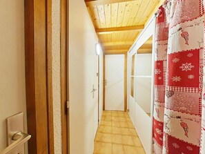 A narrow hallway with wooden flooring and a wooden ceiling. - 3rd floor, view mountain, balcony, tv, ski locker, 27m², Le Grand Bornand (Le Grand-Bornand)