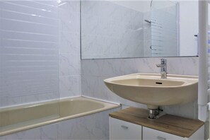Bathtub - 250m from resort center, 6th floor, view mountain, balcony, tv, ski locker, 20m², Risoul (Risoul)