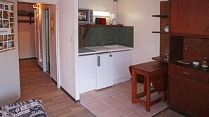 A compact kitchen with a microwave, sink, and cabinets. - Ski-in/ski-out & foot of the slopes, 2nd floor, view ski slopes, balcony, tv, ski locker, 18m² (Les Orres)