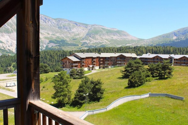 Property grounds - 200m from ski slopes, 5th floor, view mountain, balcony, tv, ski locker, 31m², Superdévoluy (Le Dévoluy)