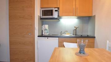 Réfrigérateur, micro-ondes, four, cafetiÚre/bouilloire