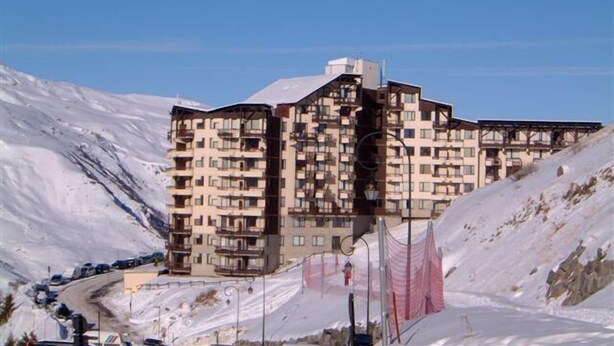 Un hôtel à plusieurs étages doté d’une architecture originale, situé dans une région montagneuse.