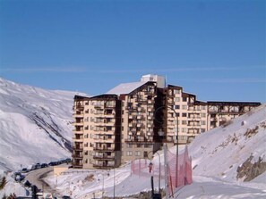 A multi-story hotel with a unique architectural design, located in a mountainous area. - 50m from ski slopes, 1st floor, balcony, tv, ski locker, 19m², Les Menuires (Les Menuires)