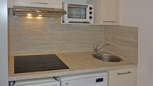 A compact kitchen with a built-in microwave, a sink, and a dishwasher. - Resort center, balcony, tv, 25m², Les Orres (Les Orres)
