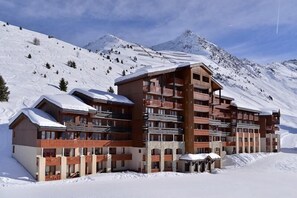 Exterior - Ski-in/ski-out & foot of the slopes, 1st floor, view ski slopes, tv, ski locker, 35m², La Plagne (La Plagne)