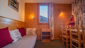 Ein gemütliches Zimmer mit einem Bett, einem kleinen Tisch und einem Stuhl.