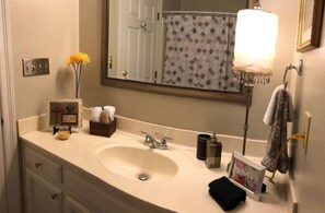 Ensemble douche/baignoire, sèche-cheveux, serviettes fournies, savon