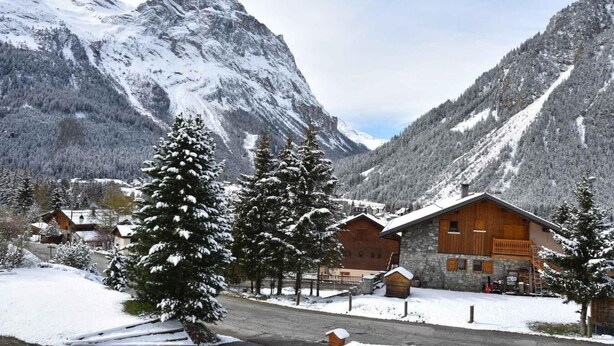 A mountain lodge with stone and wooden buildings, surrounded by snow-covered trees and mountains. - Chalet, terrace, balcony, tv, 200m², Pralognan-la-Vanoise (Pralognan-la-Vanoise)